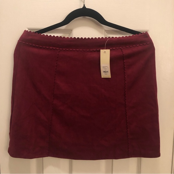 Maroon/Burgundy suede-like mini skirt. New with tags. Size Large. - Picture 1 of 7